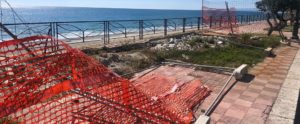 Inpiedipersiderno lancia l’appello: “La recinzione sul lungomare è pericolante, serve un intervento immediato” item-thumbnail