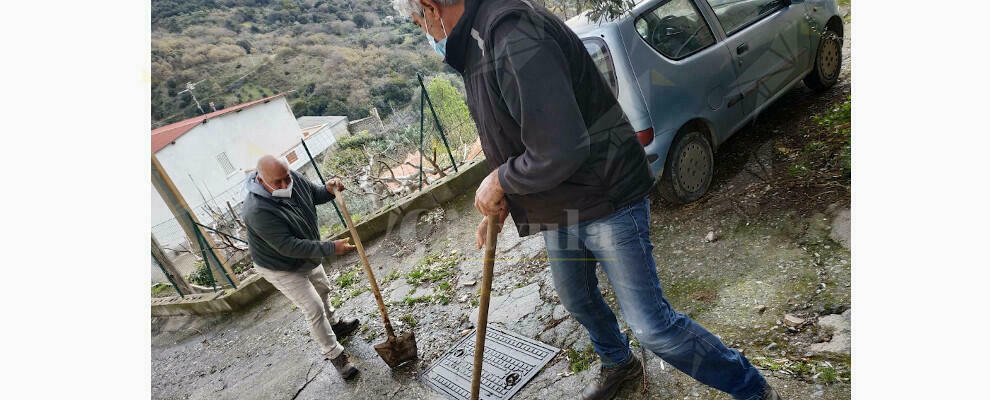 Il comune di Caulonia ripara la fuoriuscita di fogna ad Ursini