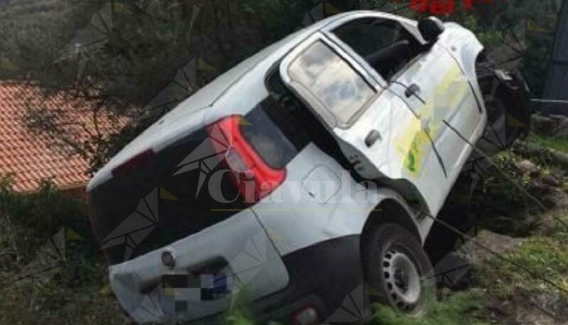 Postina esce fuori strada e resta in bilico su una scarpata