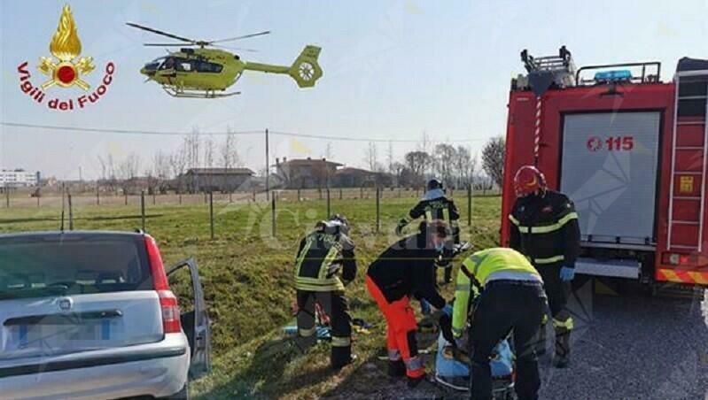 Finisce con l’auto in un fossato. Interviene l’elisoccorso