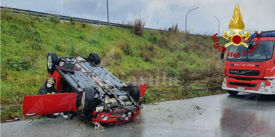 Perde il controllo dell’auto e si ribalta, ferito il conducente