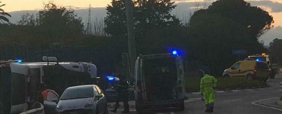 Incidente sulla Statale 106, autoarticolato si ribalta