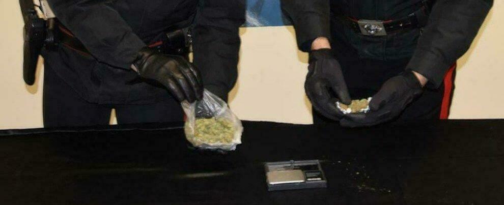 Beccato con la droga in casa: scattano le manette per un 18enne calabrese