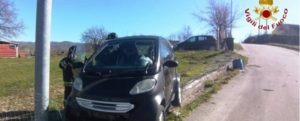 Incidente stradale tra due auto: una si ribalta, l’altra finisce fuori strada item-thumbnail