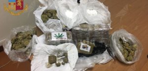 Nascondono in casa hashish, marijuana e cocaina. In manette 2 fratelli item-thumbnail