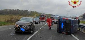 Scontro fra due auto, ferito uno dei conducenti item-thumbnail