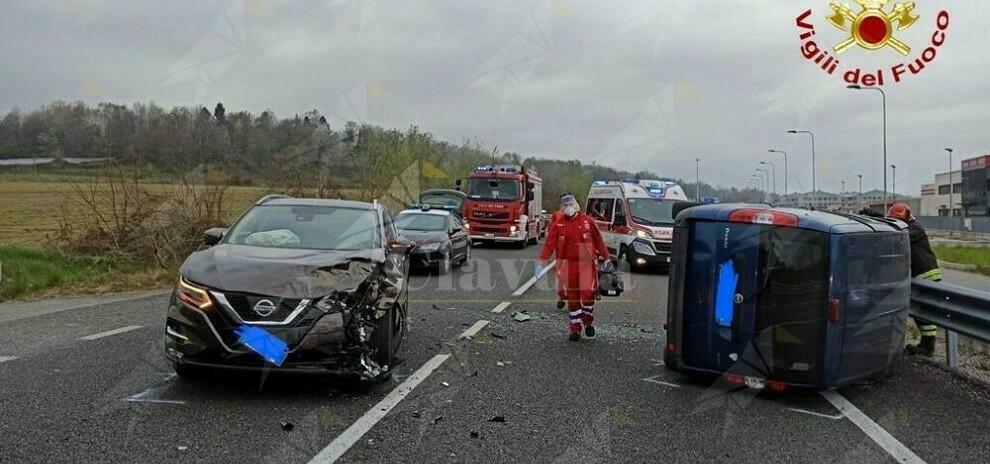 Scontro fra due auto, ferito uno dei conducenti