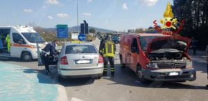 Scontro tra auto e furgone, un ferito item-thumbnail