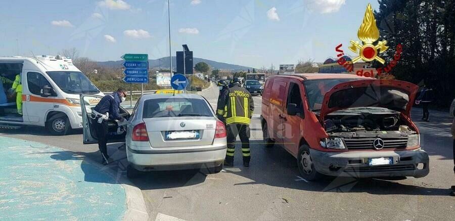 Scontro tra auto e furgone, un ferito