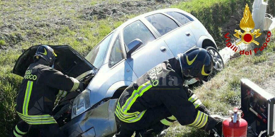 Esce fuori strada con l’auto e finisce in un fossato