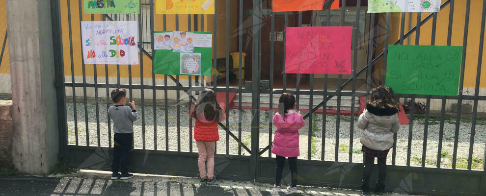 Alcune mamme di Caulonia protestano per la chiusura della scuola