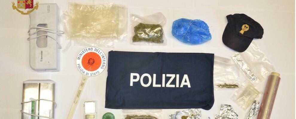 Tenta di disfarsi della droga gettandola dalla finestra, in manette uno spacciatore calabrese