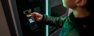 Palmi, madre e figlia raggirano la nonna e le svuotano il conto corrente. Sottratti oltre 60 mila euro item-thumbnail