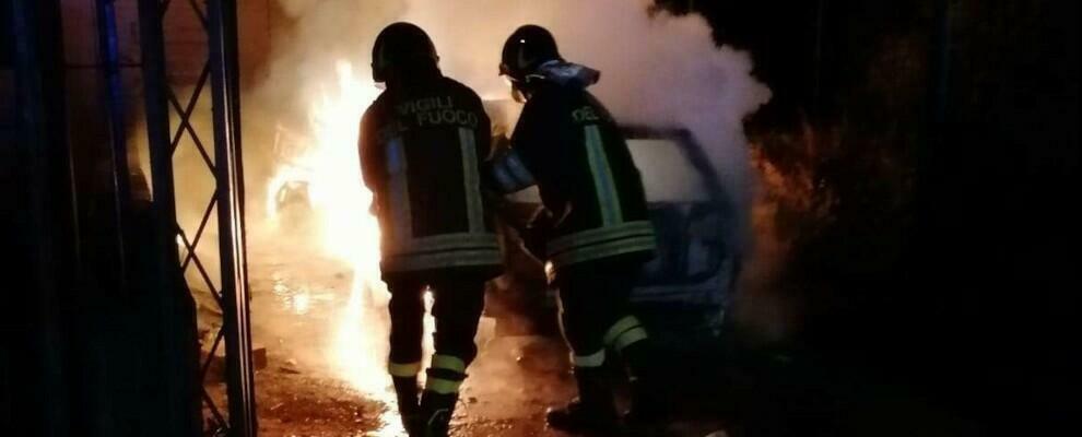 Auto in fiamme nella notte, intervengono i vigili del fuoco