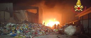 In fiamme una discarica comunale nel vibonese, intervengono i vigili del fuoco item-thumbnail