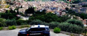 Mammola, fermato in auto con hashish e marijuana. Una persona arrestata item-thumbnail