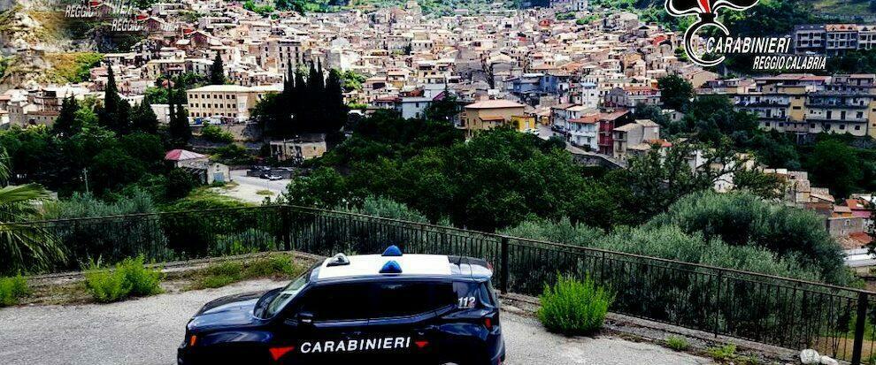 Mammola, fermato in auto con hashish e marijuana. Una persona arrestata