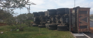 Incidente sulla Statale 106 a Grotteria mare, camion si ribalta item-thumbnail
