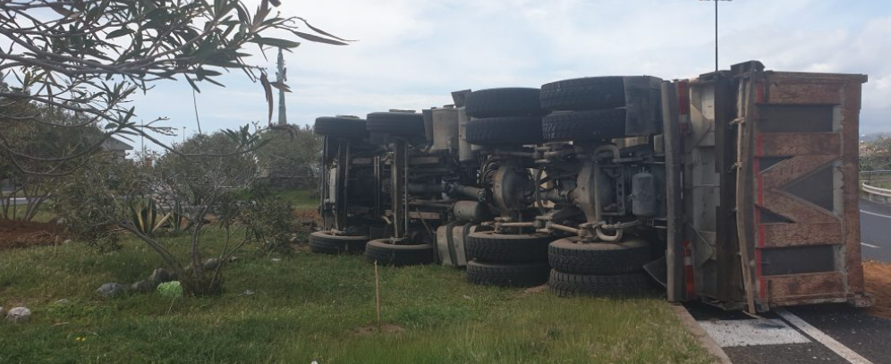 Incidente sulla Statale 106 a Grotteria mare, camion si ribalta