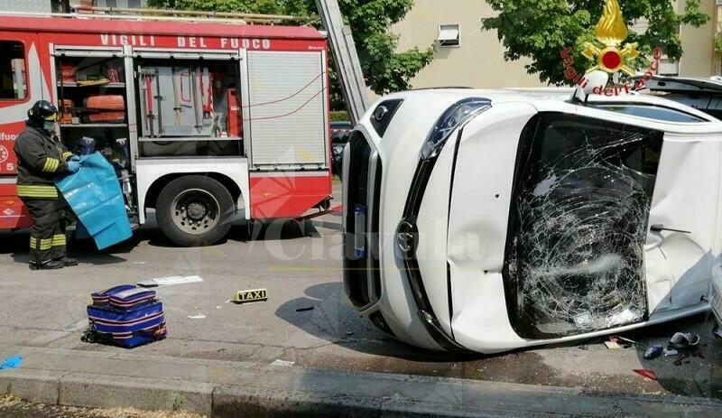 Incidente stradale tra due auto, ferita gravemente una donna disabile