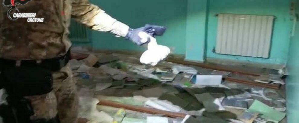 Rinvenimento di armi e droga in una scuola abbandonata a Crotone
