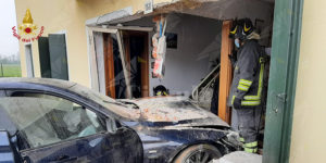 Incidente fra due auto, una finisce dentro un’abitazione privata item-thumbnail