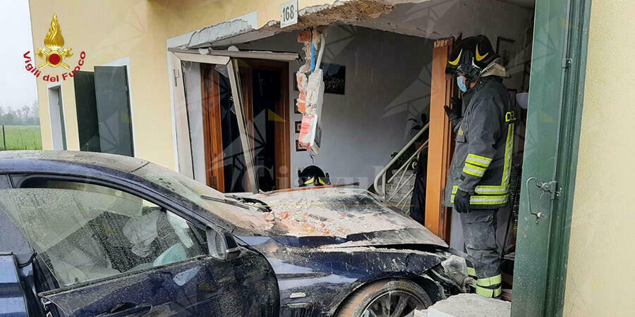 Incidente fra due auto, una finisce dentro un’abitazione privata