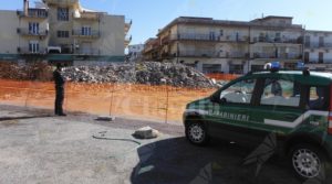 Gioiosa: Demoliscono una scuola per ricostruirla, ma non rimuovono le macerie. Denunciati gli amministratori delle imprese item-thumbnail
