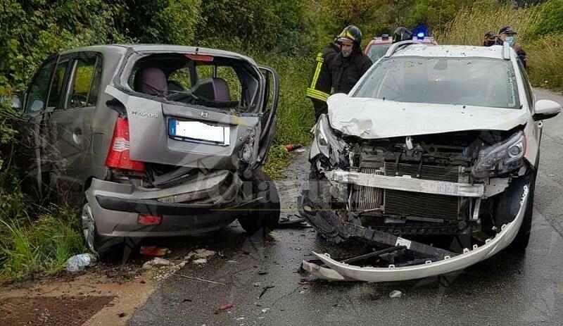 Scontro tra auto in Calabria. I vigili del fuoco estraggono uomo dalle lamiere