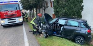 Autocarro dei rifiuti si scontra con un’automobile. Un ferito item-thumbnail