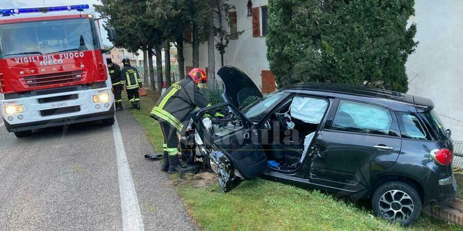 Autocarro dei rifiuti si scontra con un’automobile. Un ferito