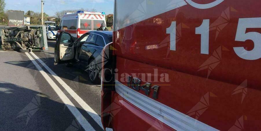 Incidente stradale tra un’auto ed un’ape car, un ferito