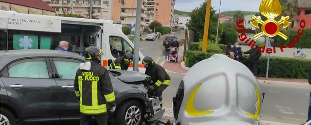 Schianto tra due auto a Crotone, feriti i conducenti