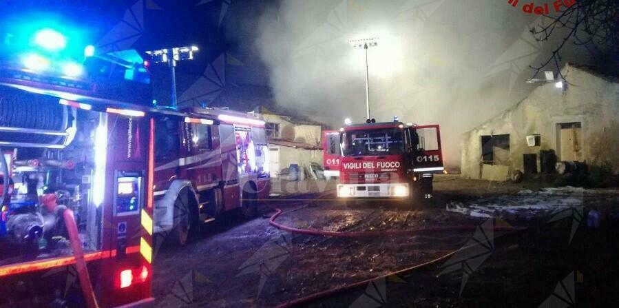 Calabraia: In Fiamme deposito di paglia e fieno, provvidenziale l’intervento dei vigili del fuoco