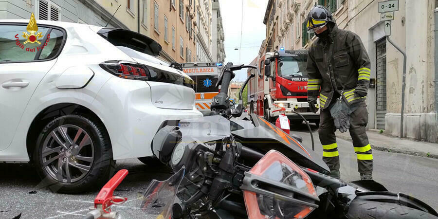 Incidente tra auto e motorino. Ha la peggio il conducente del motociclo