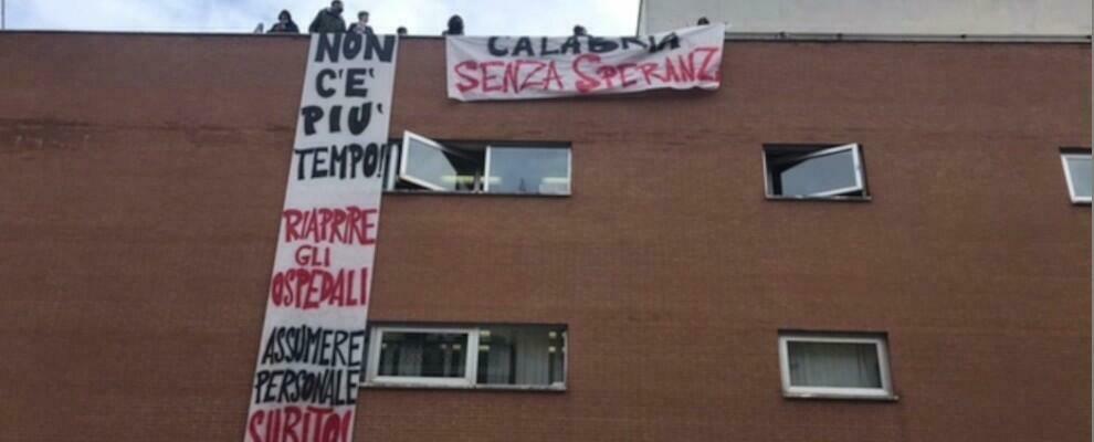 Sanità: occupati gli uffici dell’ospedale a Cosenza: “Speranza venga in Calabria”