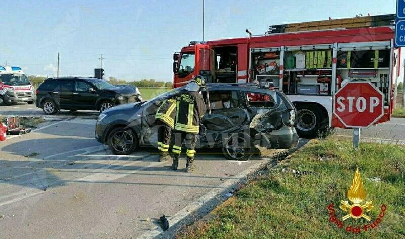 Violento incidente stradale tra due auto