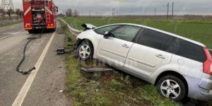 Esce fuori strada con l’auto e si ribalta. Ferito il conducente item-thumbnail