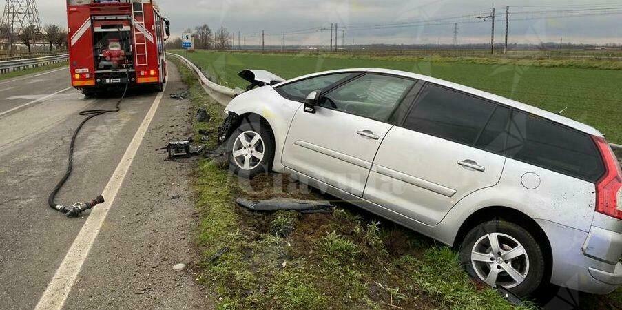 Esce fuori strada con l’auto e si ribalta. Ferito il conducente