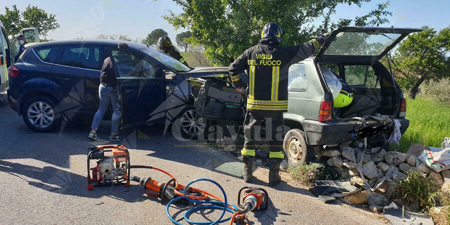 Incidente stradale tra due auto: Muore un uomo, ferita gravemente la moglie