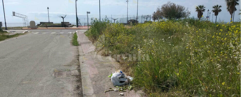 Spazzatura abbandonata nei pressi del Lungomare di Caulonia