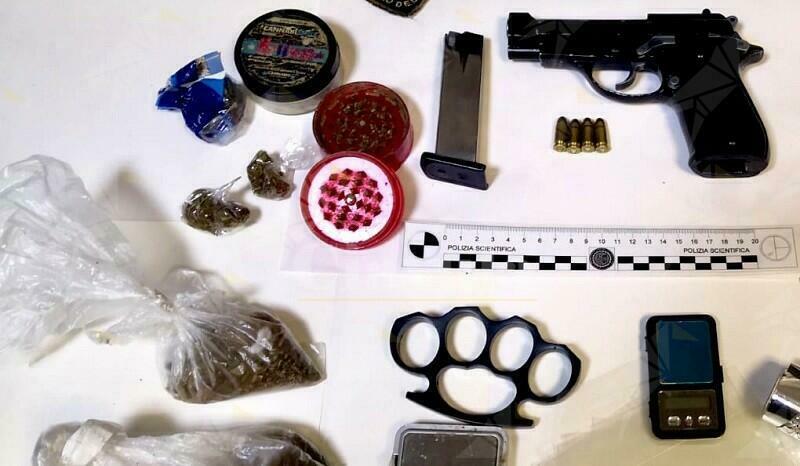 Calabria: Trovati in possesso di marijuana e di una pistola detenuta illegalmente. In manette una coppia