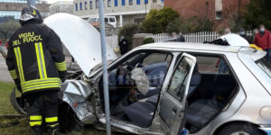 Violento scontro fra due auto, ferita una donna item-thumbnail