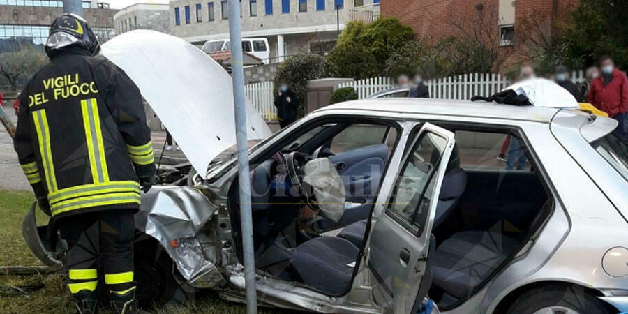 Violento scontro fra due auto, ferita una donna