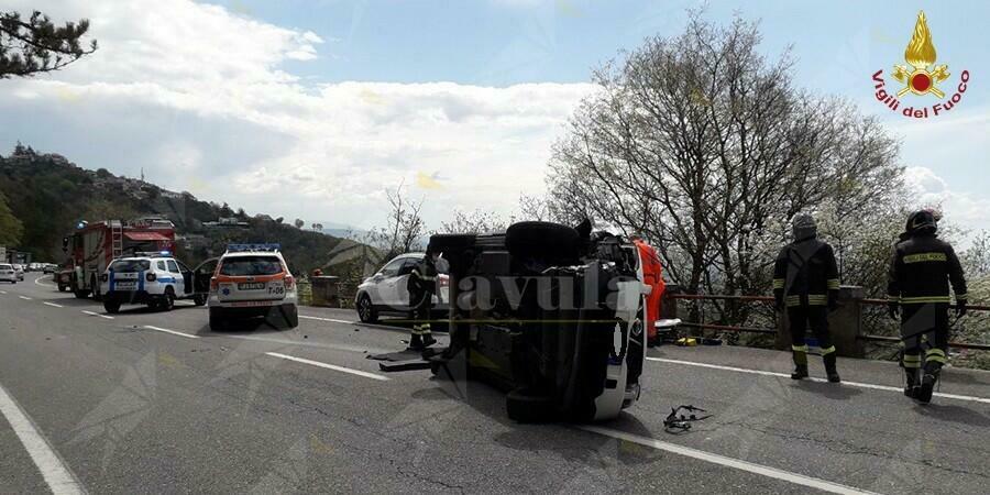 Auto si ribalta, ferito il conducente