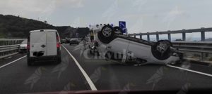 Incidente stradale all’altezza di Gioiosa. Coinvolte due automobili, una si ribalta item-thumbnail