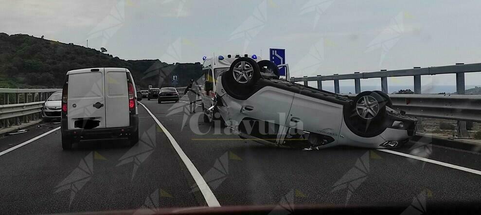 Incidente stradale all’altezza di Gioiosa. Coinvolte due automobili, una si ribalta