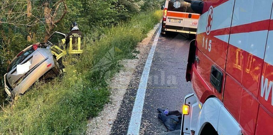 Esce fuori strada e si schianta contro un albero. Estratto dalle lamiere dai vigili del fuoco