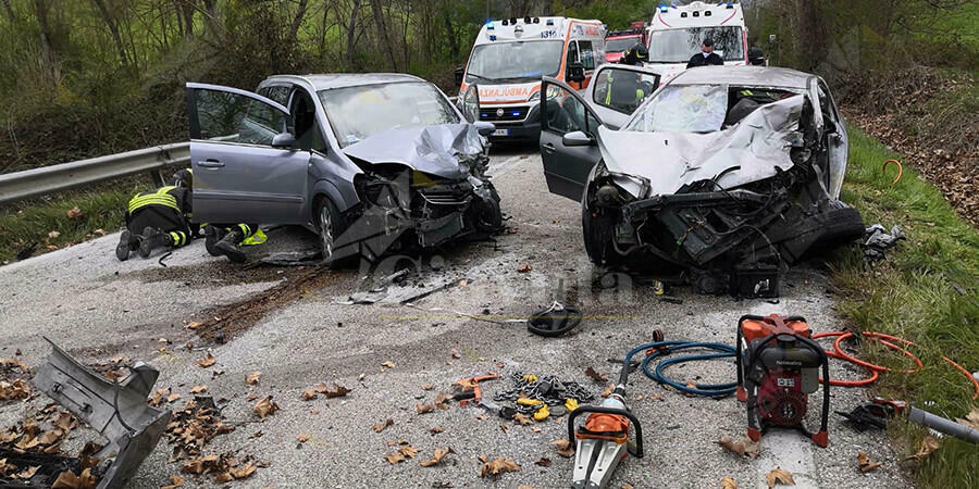 Terrificante scontro frontale tra due auto