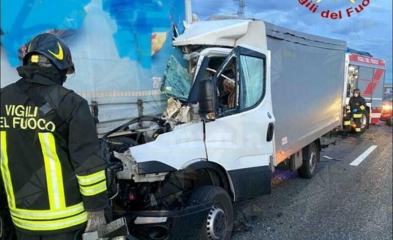 Terrificante incidente stradale tra un furgone ed un autoarticolato